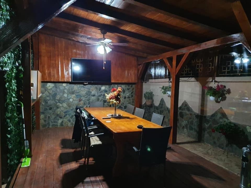 Casa Cattleya Hotel Targu Jiu Exterior photo